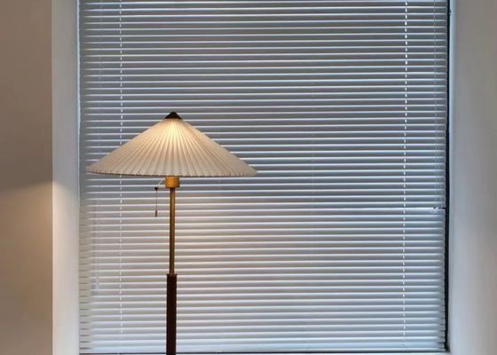 寝室のオフィスのための適用範囲が広い停電の窓の縦のブラインド