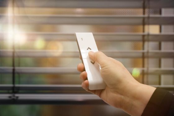 シマウマの二重層のオフィスの窓はスマートなモーターとの盲目のコードレスをおおう