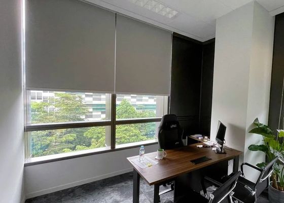 停電の居間のオフィスのための防水ローラーのブラインド ポリエステル材料