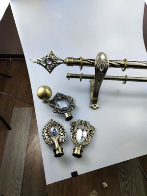 金属の望遠鏡の二重柵のカーテンのポーランド人の調節可能なスライバ25Mmブラケットとの28Mm