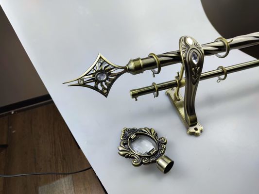 金属の望遠鏡の二重柵のカーテンのポーランド人の調節可能なスライバ25Mmブラケットとの28Mm