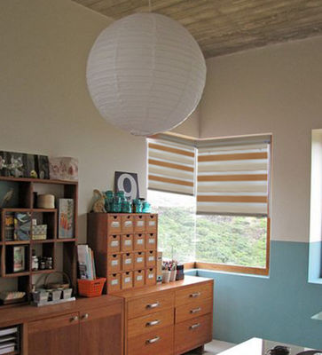 屋内横のシマウマの居間のための盲目のカーテンの二重層