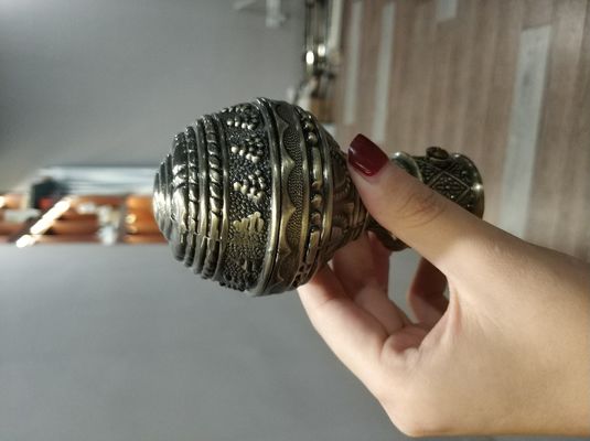 青銅色の銅色の金属28mmのカーテンのロッドエンドはカーテンの付属品をおおう