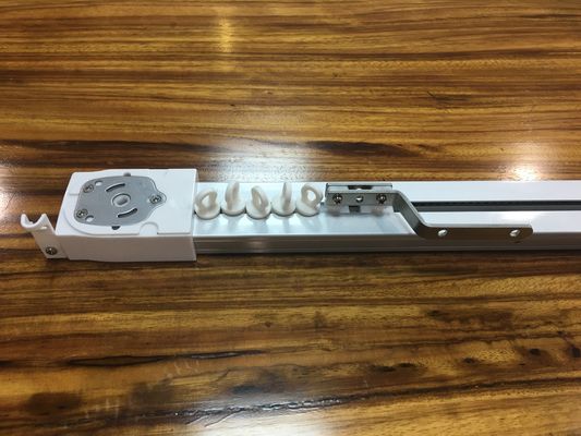 金属のポーランドの電気カーテン トラック、装飾のための調節可能なカーテン柵