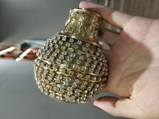 金によって散りばめられるダイヤモンドのカーテンの球の新しいFinialsのあたりの卸し売り良質の水晶