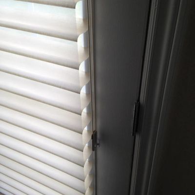 寝室の居間のための屋内薄く優雅なShangriのLaのブラインド