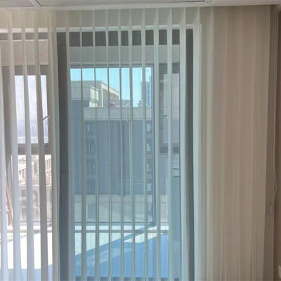 調節可能で適用範囲が広い縦のブラインドのカーテンはホテルのための送信をつける