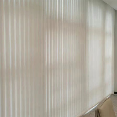 調節可能で適用範囲が広い縦のブラインドのカーテンはホテルのための送信をつける