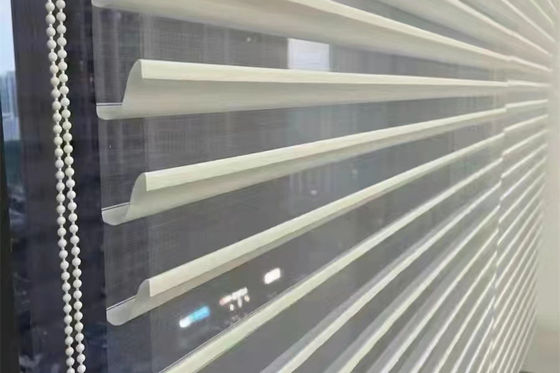 柔らかなライトのShangriのLaのヤーン2つの層のの電気モーターを備えられたブラインドの停電