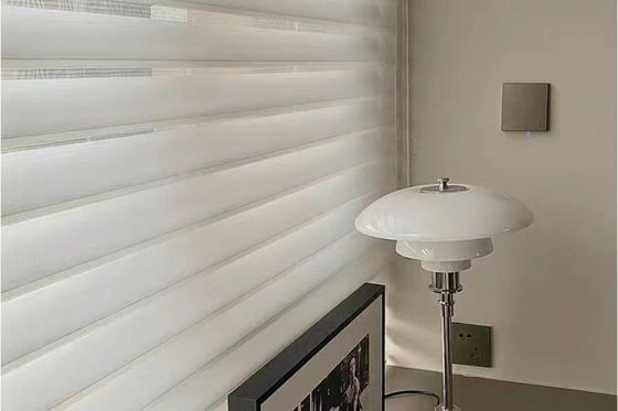 ShangriのLaの電気停電のブラインド、窓のためのモーターを備えられたローラーの陰