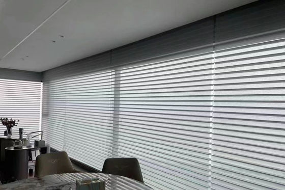 電気モーターを備えられたローラーのShangriのLaのカーテンは屋内のために防水する