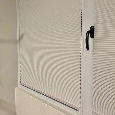 寝室の昼も夜もモーターを備えられる縦の蜜蜂の巣のブラインド細胞陰の上下に
