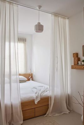 白いヘビは透明なガーゼのカーテンを形づけ、バルコニーを影で覆ってWindowsほえなさい